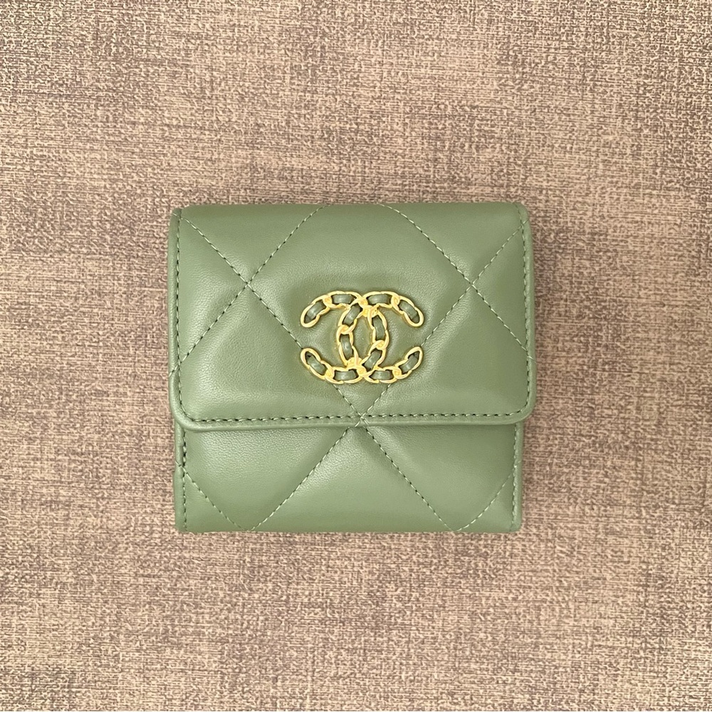 CHANEL Olive Quilted Card Holder - Picture 2 of 14